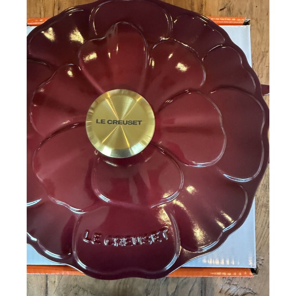 Le Creuset Signature Cast Iron Petal Shallow Casserole 2.25qt Garnet Rhone NEW - Picture 9 of 16